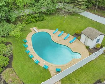 Cozy Family Home Fireplace and Backyard Playset - Suffern - Pool