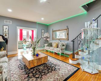 3 Mi to Penn: Pet-friendly Townhome in Yeadon! - Lansdowne - Living room