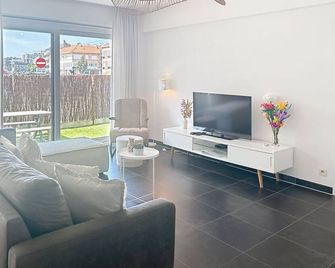 Apartment Miramar with terrace by Interhome - Oostende - Huiskamer