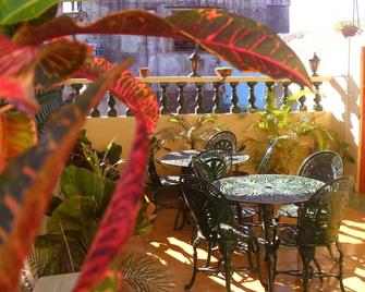 Hostal Chez Vous - Santa Clara - Innenhof