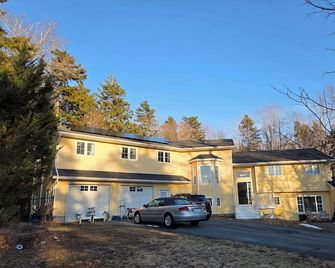 Beautiful, serene, 2 bedroom, 1 bath, cozy with a bright sunroom. - Middle Sackville - Building