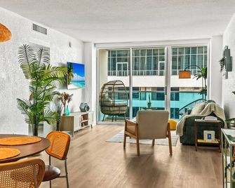 Oceanfront Condo with Ocean View and Beach Access - Hollywood - Olohuone