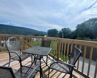 Wonderful Mountain Views. Walk to Rivers, Parks, Restaurants and Shops. - Harpers Ferry - Balcony