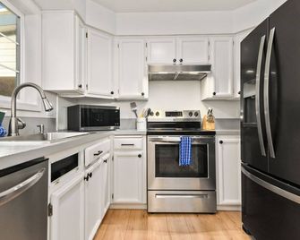 Amazing Bay Views, All Bedrooms W/ En-Suite Bathrooms, Hot Tub, Fire-Pit, Bocce Ball, Cornhole, Bbq - Pacific City - Kitchen