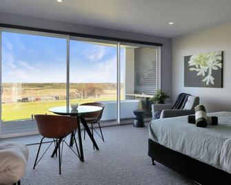 The Nest Luxury Stay Couples Accommodation w Private bath tub on the deck, sky views, disability suitable - Point Lonsdale