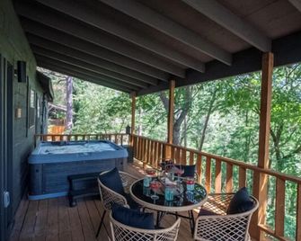 The Woodsman Lodge - Eureka Springs - Balcony