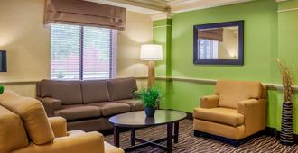 Sleep Inn & Suites Airport - Milwaukee - Living room