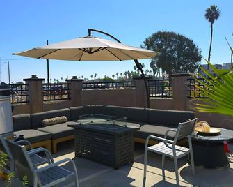 Twin Retro Star-Wagon Resort, Ocean Front, 6 Beds - Oceanside - Balcón