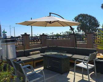 Twin Retro Star-Wagon Resort, Ocean Front, 6 Beds - Oceanside - Balcon