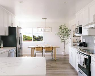Charming Modern Luxe 4-bedroom home with WiFi in San Leandro - San Leandro - Kitchen