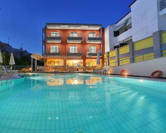 Summer Dream Hotel - Polychrono - Piscina
