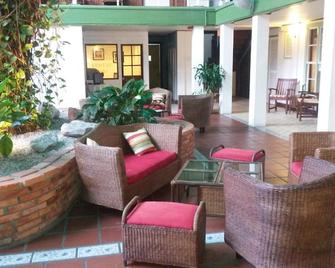 Cara Lodge Hotel - Джорджтаун - Патіо