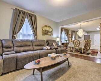 Cozy Springfield Apartment, Close to Parks! - Springfield - Living room