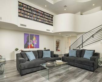 Modern Spacious 2 Master Bedroom Cal King with Loft & Pool Sleeps 6 - Chandler - Living room