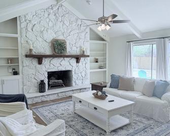 The Camelia House at the Rez 4 bedroom w/ beautiful decor - Brandon - Wohnzimmer