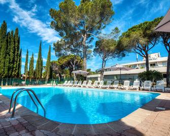 زينيتيود هوتل - ريزيدينسيز لا تور دو ماري - فريجو - حوض السباحة