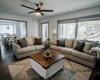 Newly renovated farmhouse! - Logan