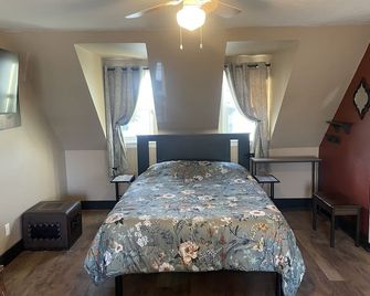 The Birdhouse. Studio apartment. Pets welcome, close to downtown and airport. - Idaho Falls - Bedroom