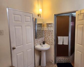 Stewart Suite Apt -Trincity, Airport, Full Apt - Trincity
