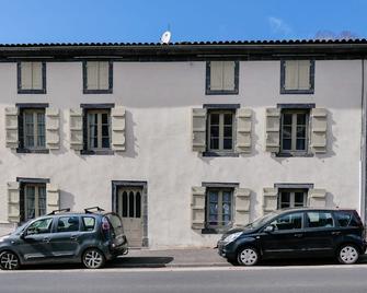 15 minutes from Vulcania, large family house with garden, Gîte Côté Jardin - Pontgibaud - Bâtiment
