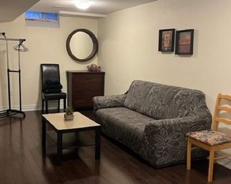 Cozy & Spacious Suite with Private Bathroom near Toronto Airport ! - Mississauga - Living room