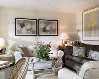 A recently converted Kent ragstone coach house near Sevenoaks. - Sevenoaks - Living room