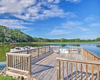 Lakefront A-Frame Cabin with Community Perks - Columbia - Balcony