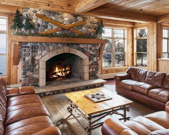 Cove Point Lodge - Beaver Bay - Salon