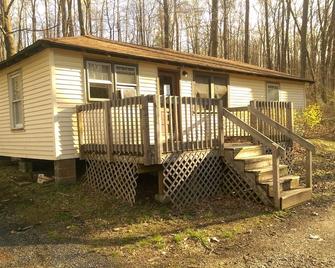 Beautiful 109 Acre Camp With Lodge Sleeping 53 ~ Ideal For Large Groups - Hamburg - Edificio