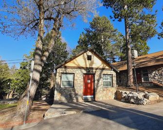 Sherwood Arms Motel - Running Springs - Bedroom