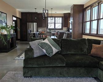 3 bed 2 bath luxury home with river view private. - Hutchinson - Sala de estar