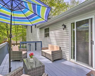 Poconos Family Getaway w/ Hot Tub & 2 Game Rooms! - Pocono Summit - Balcony