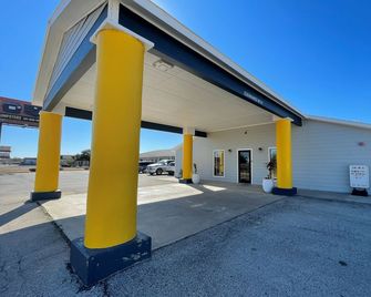 Kenedy Inn and Suites - Kenedy