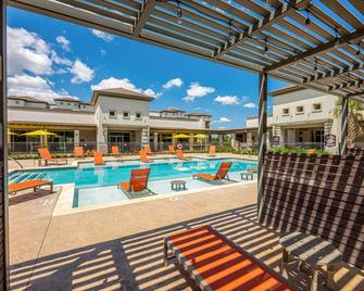 Luxe 3B/2B Getaway - Pool, Gym, Parking, Pet Wash - Leander - Pool