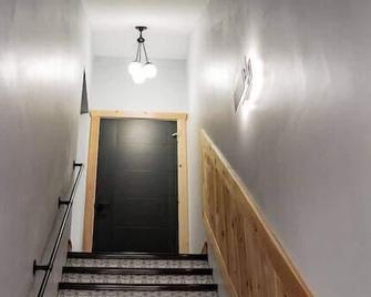 Suntower 60 acre/pavillion/HOT TUB/hiking trails/ultra private - Bloomsburg - Stairs