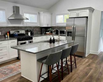 Luxury & Charm in Downtown Perrysburg! - Perrysburg - Kitchen