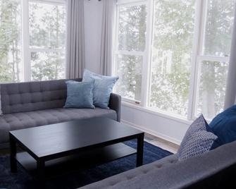 Enjoy the rugged natural beauty of the Haliburton Highlands, in comfort. - Highland Grove - Sala de estar