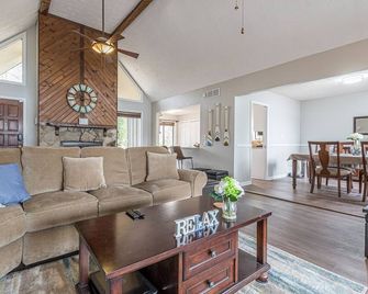 Lakeside Leisure - A Hidden Gem - Conyers - Living room