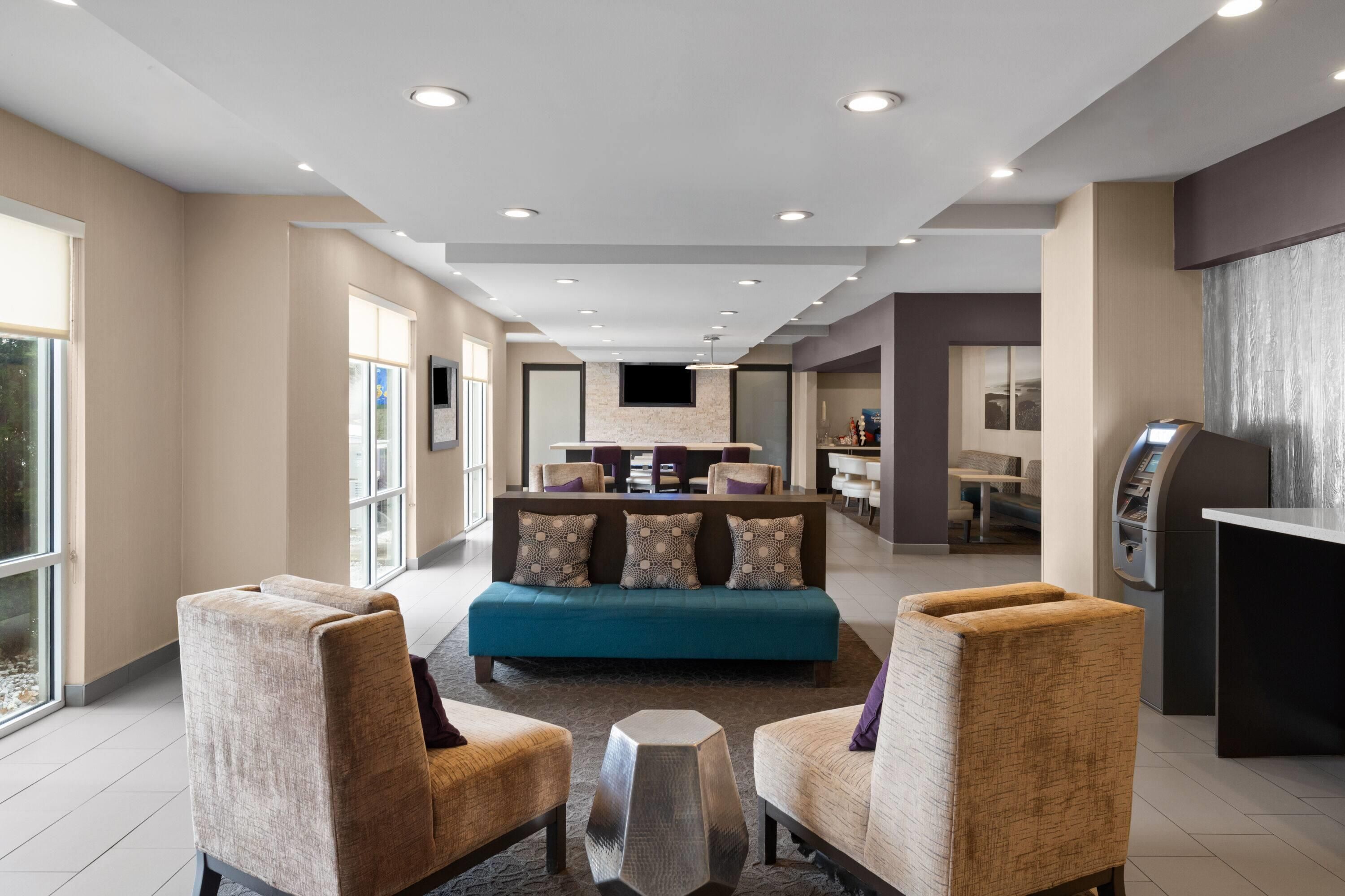 La Quinta Inn & Suites by Wyndham Fayetteville - Fayetteville - Lobi