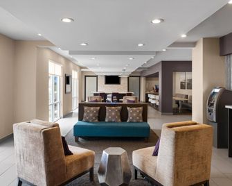 La Quinta Inn & Suites by Wyndham Fayetteville - Fayetteville - Lobby