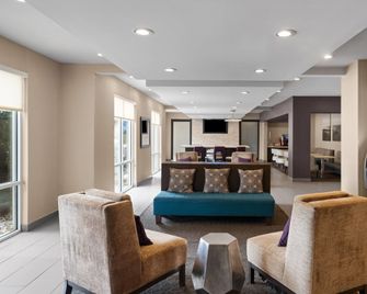 La Quinta Inn & Suites by Wyndham Fayetteville - Fayetteville - Lobi