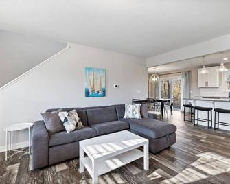 South Haven · Lake Michigan - South Haven Getaway - Brand New Indoor Pool - South Haven - Living room