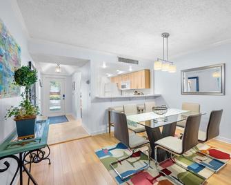 Pga National, Palm Beach Gardens, 2 Bedroom 2 Bath Condo - Palm Beach Gardens - Dining room