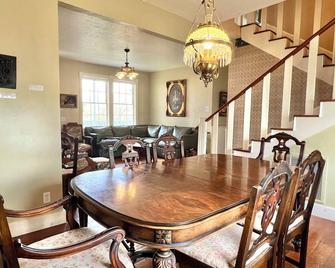 Farmhouse with Hot Tub, charming gardens, serenity, 2 blocks to Main Street! - Jackson - Eetruimte