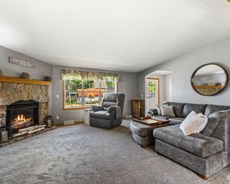 Gruenhagen Bay Lodge - Birchwood - Living room