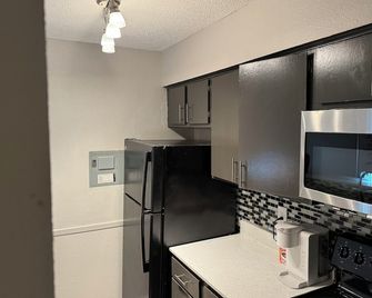 Cozy townhome in welcoming Arlington with fitness room, AC, WiFi - Arlington - Kitchen