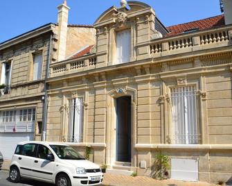 C'est une maison bleue - a blue lodge in Bordeaux - Burdeos - Edificio