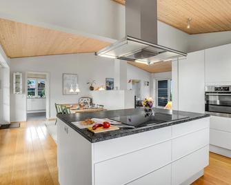 At Svinø beach on southern Zealand, this beautiful vacation home awaits you. - Lundby - Cocina