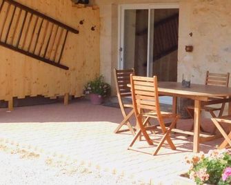 Accommodation 'Le Saint Jacques' 1 Double Room - Tour-de-Faure - Патіо