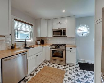 Walk to Beach: Lake Michigan Getaway! - Muskegon - Kitchen